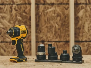 DeWALT AKU ODVIJAČ BUŠILICA SA 4 IZMJENJIVE GLAVE DCD803NT