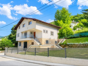 Kuća Hadžići poslovni prostor+ dva sprata