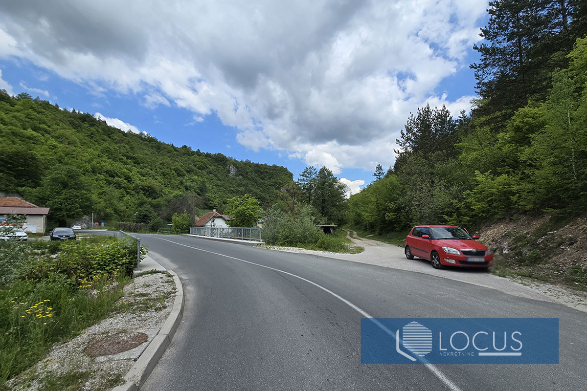 LOCUS: Zemljište površine 1.049m2, Zovik, Hadžići 8