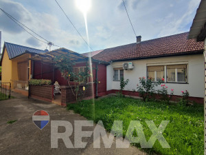 Dvorišna kuća za najam sa dvije garaže, N.Varoš