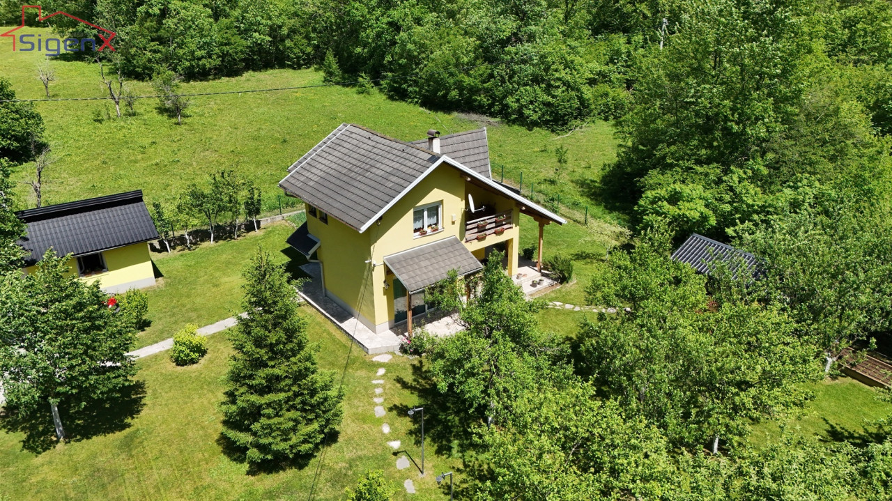 Vikendica sa prostranim zemljištem/Boračko jezero/BEZ ULAGANJA