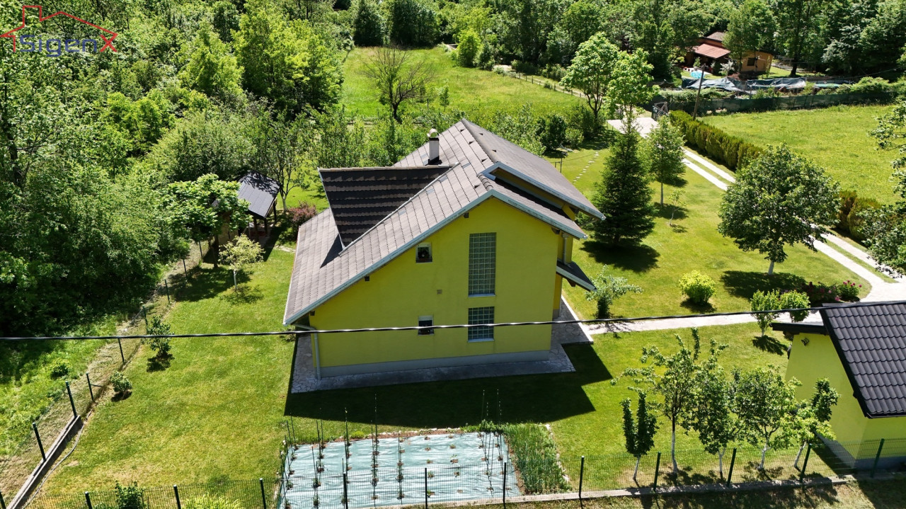 Vikendica sa prostranim zemljištem/Boračko jezero/BEZ ULAGANJA 6