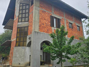 Drakulić, kuća od 270m2 na placu od 780m2