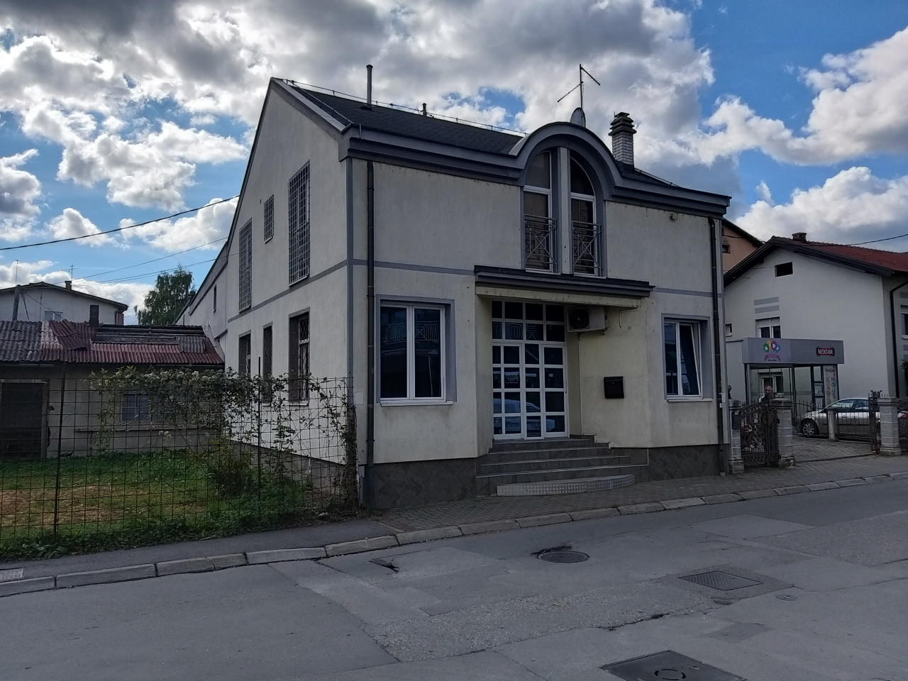 Poslovni prostor u centru - 64 m2