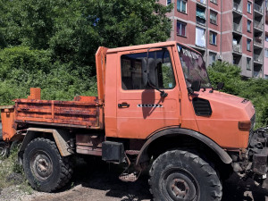 Mercedes-Benz Unimog  s komunalnim posipačem