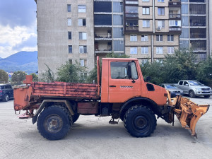 Mercedes-Benz Unimog  s komunalnim posipačem