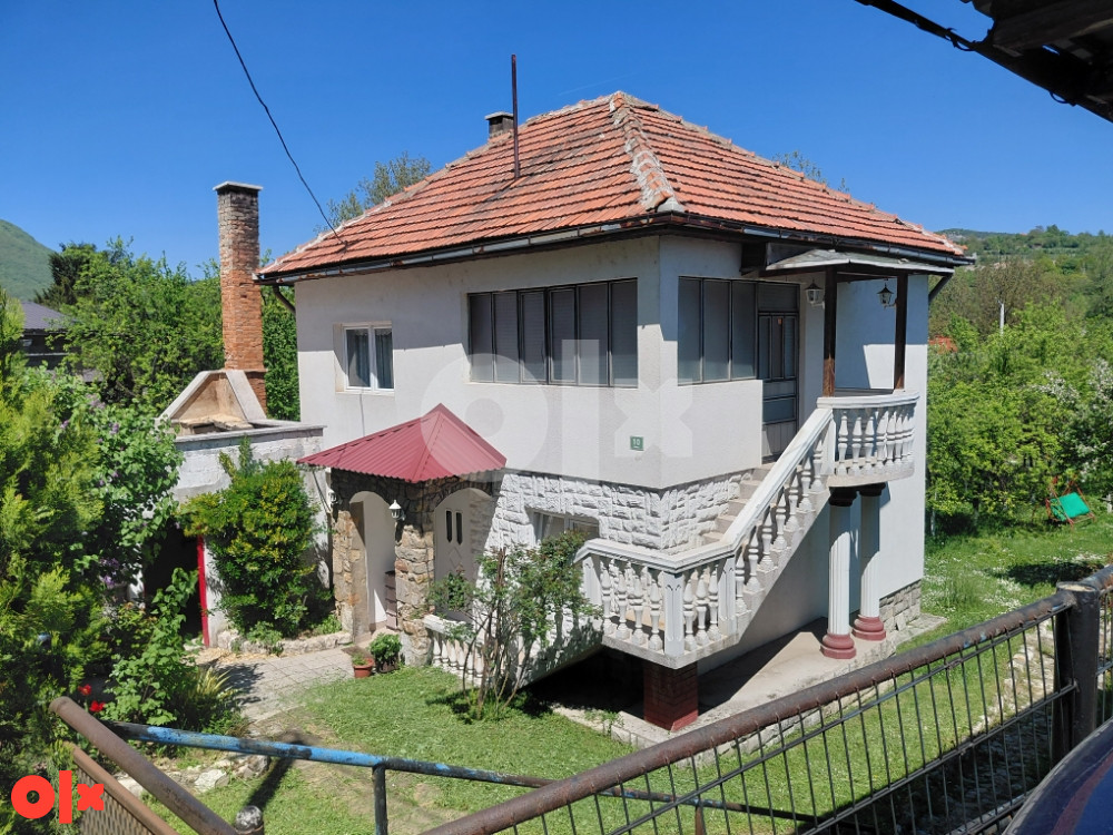 Kuća sa okucnicom i pom. objektima 700m2