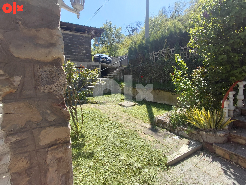 Kuća sa okucnicom i pom. objektima 700m2 3