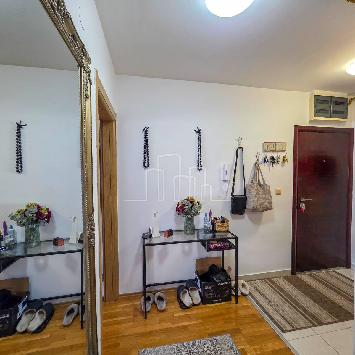 Trosoban stan 67m2 prodaja Bulevar Stup 14