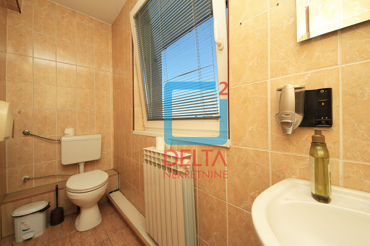 Poslovni prostor / 180m2 / 3 parkinga / Švrakino selo / Novi Grad 24