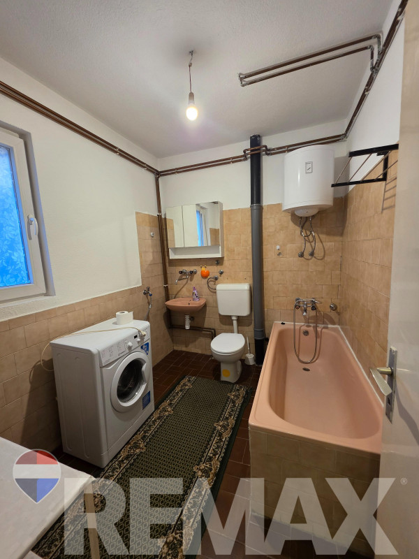 Dvosoban sprat kuće | 70m2 | Borik | Grijanje i voda uključeni 8