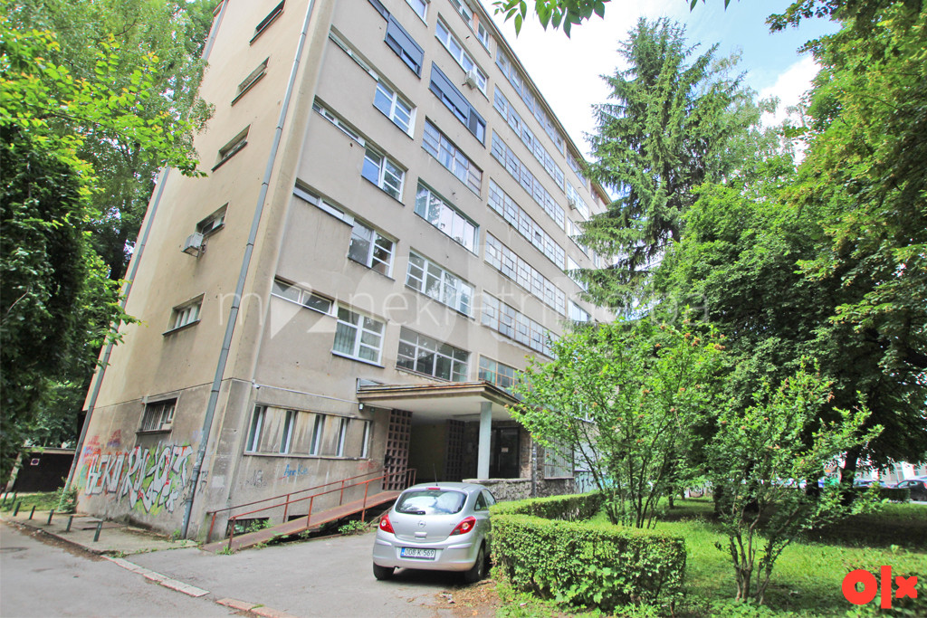 m2: Grbavica / Adaptiran stan 81 m2 / visoko prizemlje