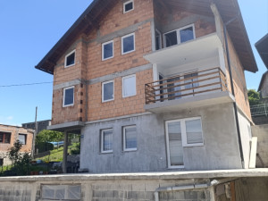 Kuća sa tri odvojena stana po 80m^2 - Hadžići