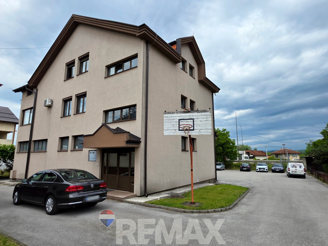 Stambeno-poslovni kompleks na 1334m2, dva objekta, Trn 2