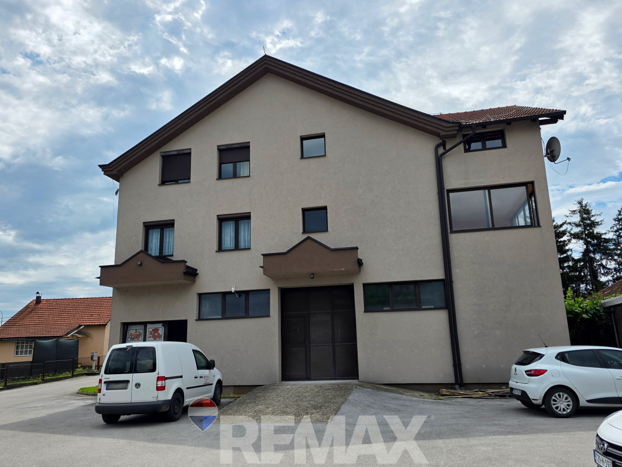 Stambeno-poslovni kompleks na 1334m2, dva objekta, Trn 3