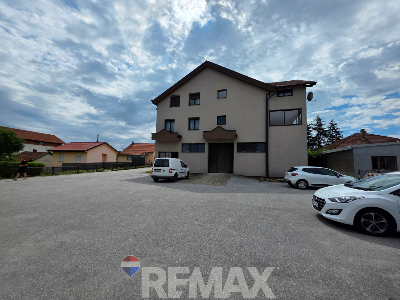 Stambeno-poslovni kompleks na 1334m2, dva objekta, Trn 4