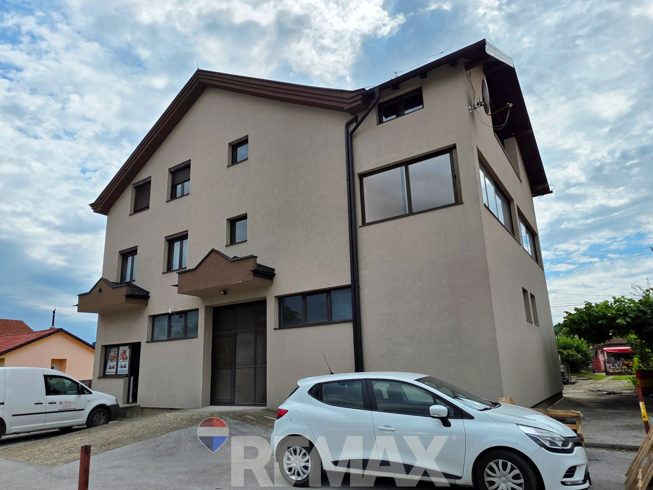 Stambeno-poslovni kompleks na 1334m2, dva objekta, Trn 6