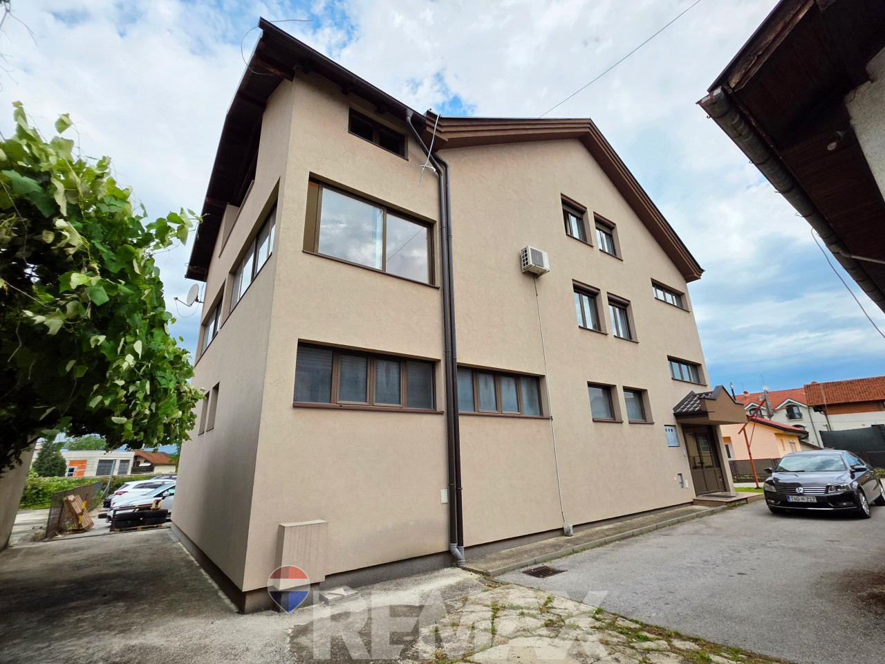 Stambeno-poslovni kompleks na 1334m2, dva objekta, Trn 7