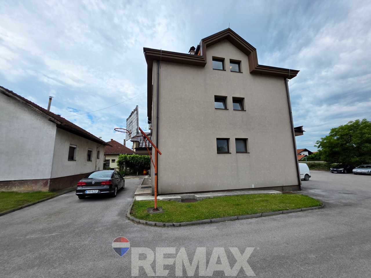 Stambeno-poslovni kompleks na 1334m2, dva objekta, Trn 8