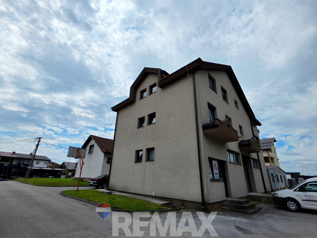 Stambeno-poslovni kompleks na 1334m2, dva objekta, Trn 9