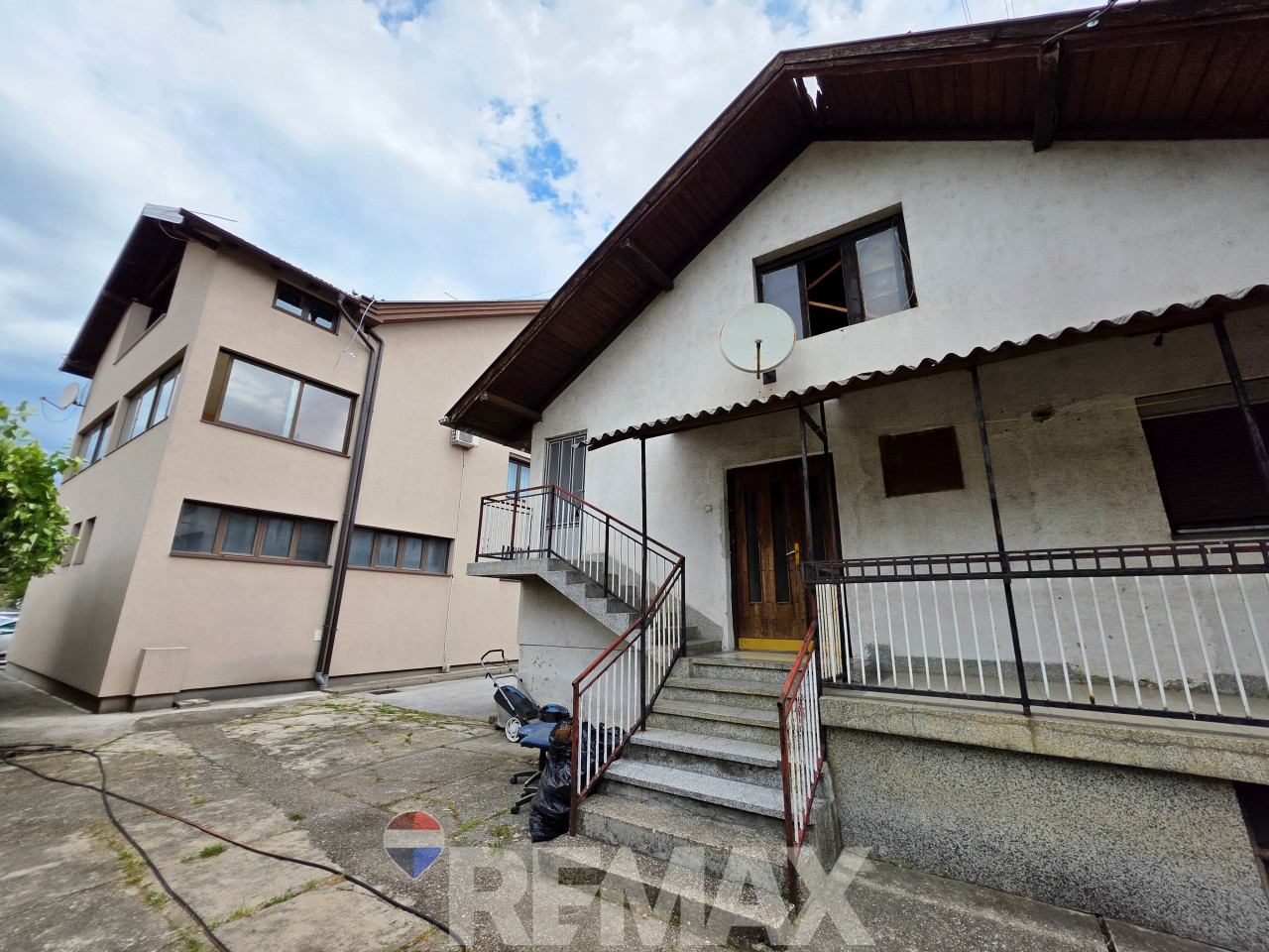 Stambeno-poslovni kompleks na 1334m2, dva objekta, Trn 10