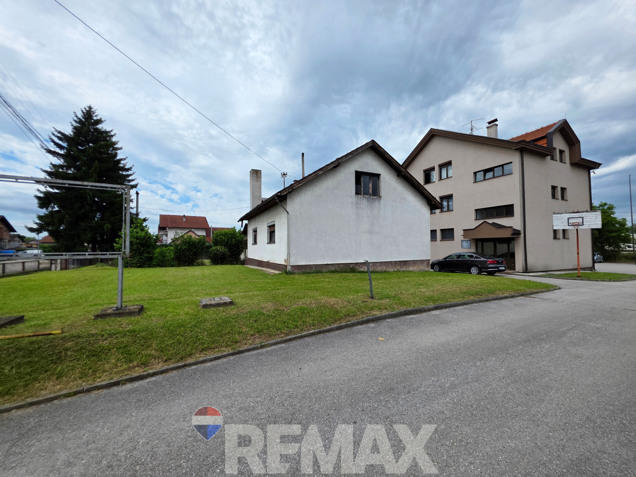 Stambeno-poslovni kompleks na 1334m2, dva objekta, Trn 12