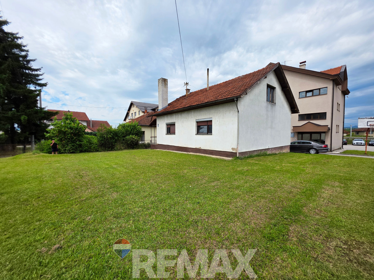 Stambeno-poslovni kompleks na 1334m2, dva objekta, Trn 13