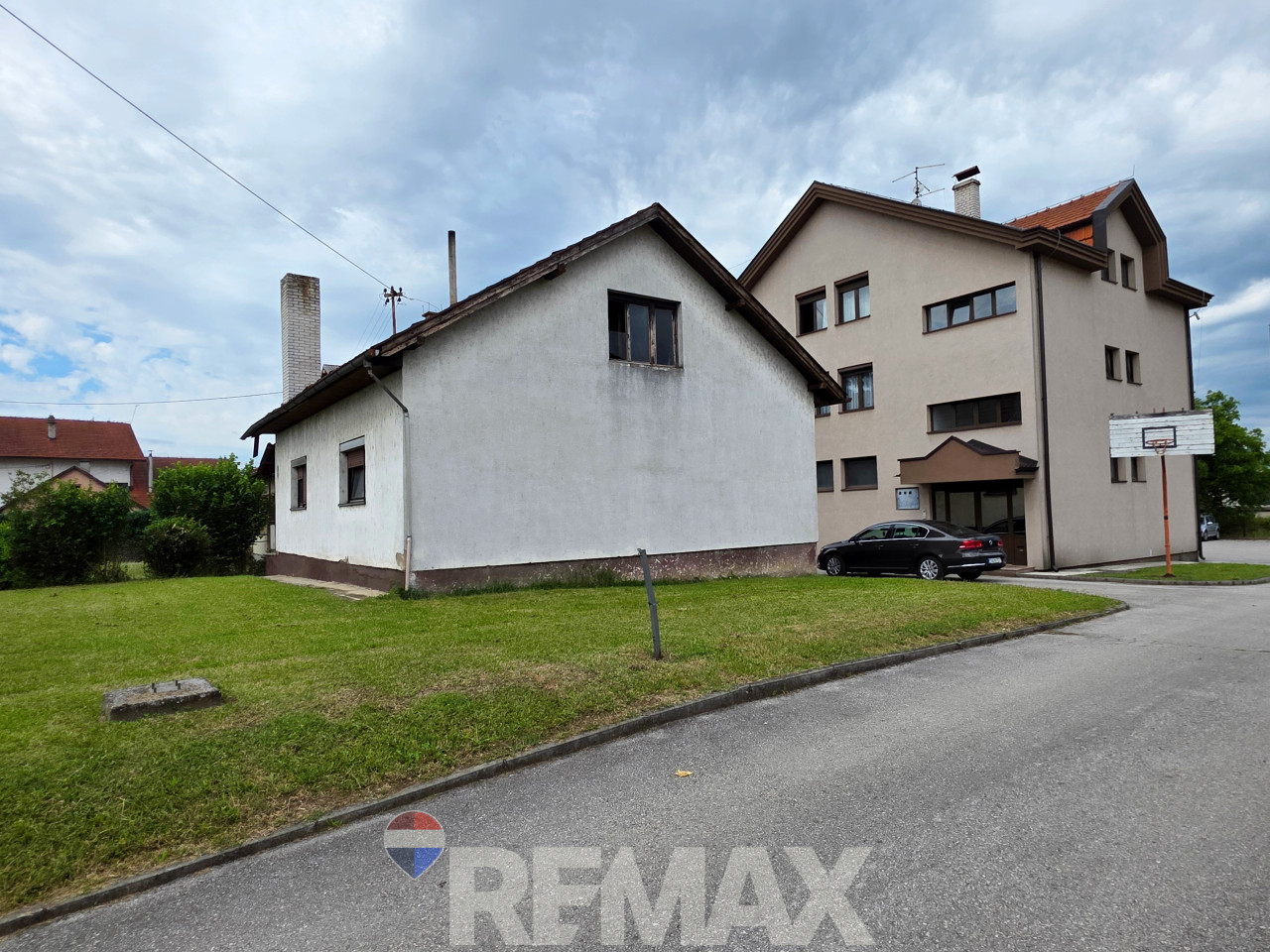 Stambeno-poslovni kompleks na 1334m2, dva objekta, Trn 14