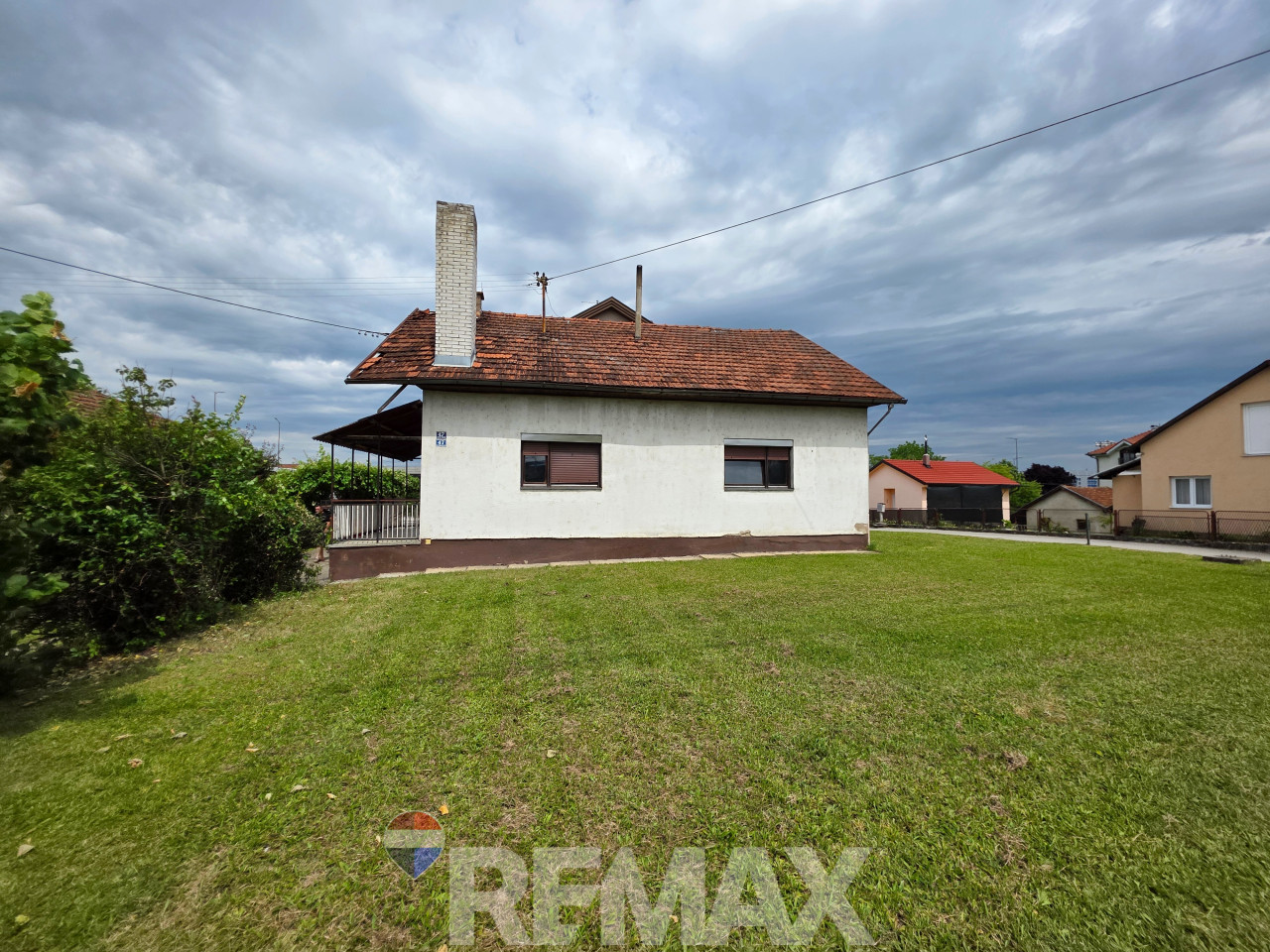 Stambeno-poslovni kompleks na 1334m2, dva objekta, Trn 16