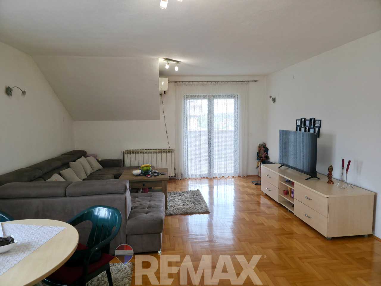Stambeno-poslovni kompleks na 1334m2, dva objekta, Trn 17