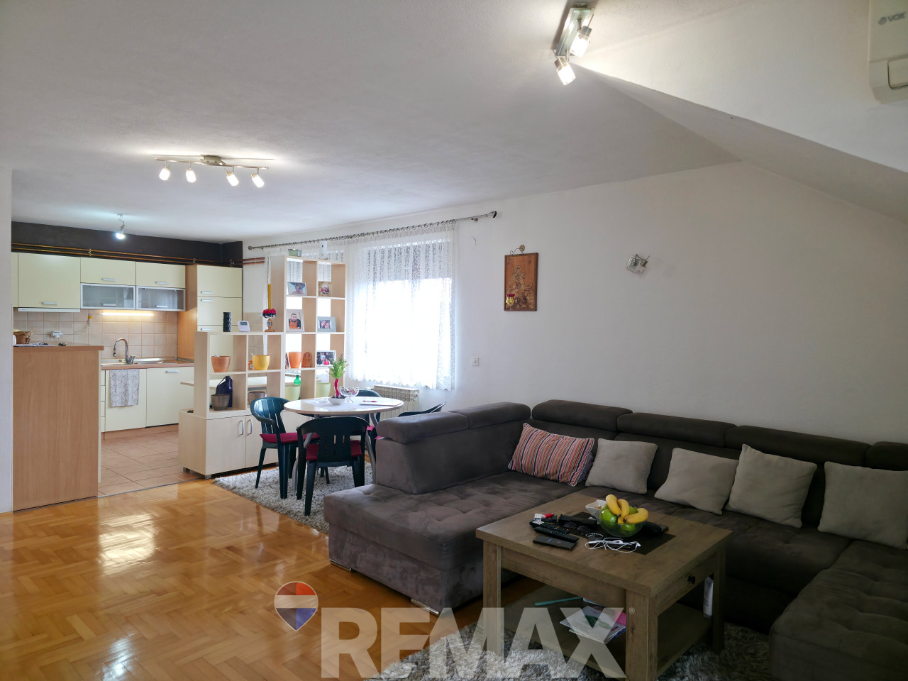 Stambeno-poslovni kompleks na 1334m2, dva objekta, Trn 19