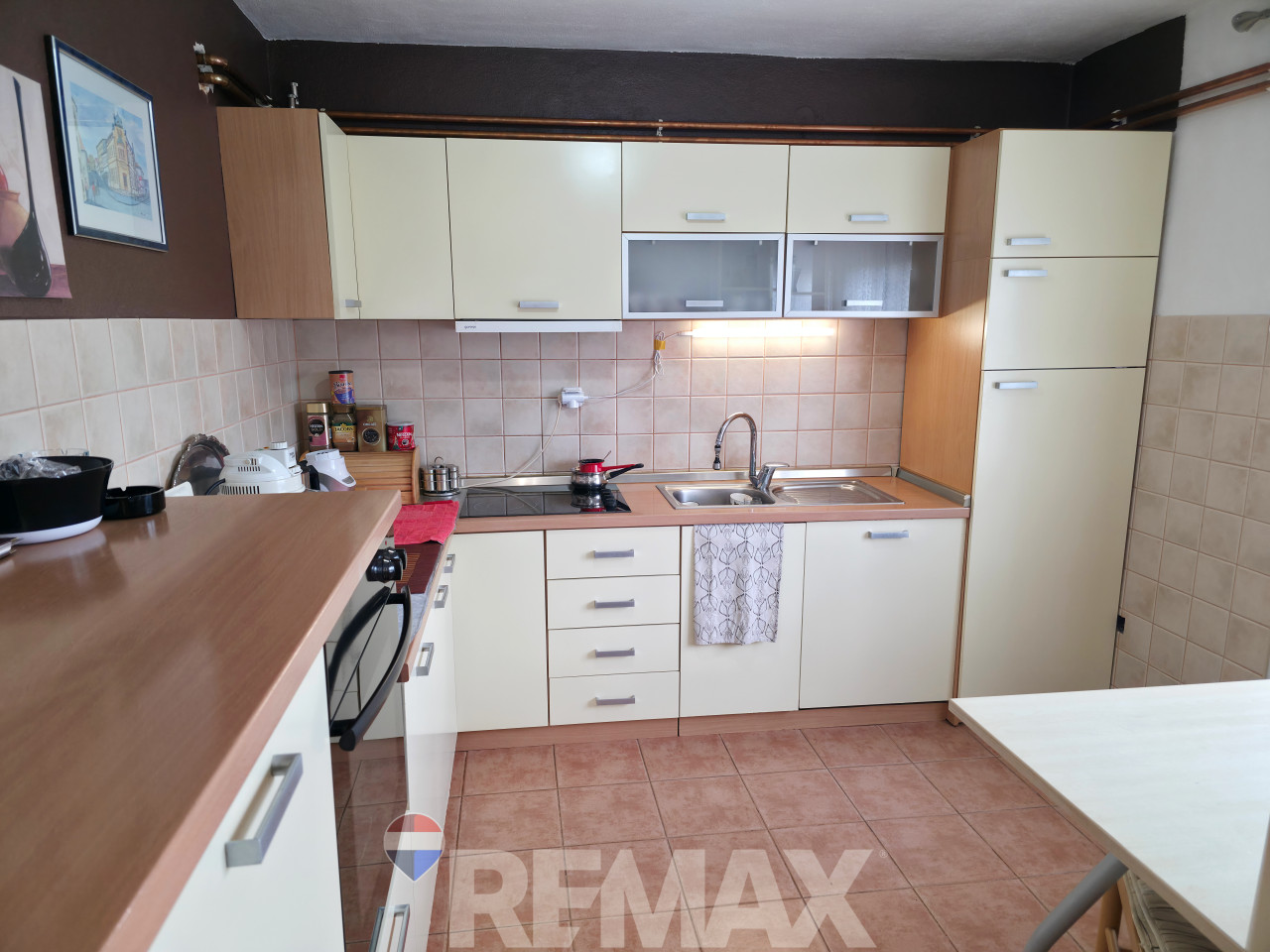 Stambeno-poslovni kompleks na 1334m2, dva objekta, Trn 21