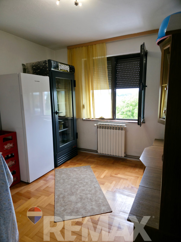 Stambeno-poslovni kompleks na 1334m2, dva objekta, Trn 23