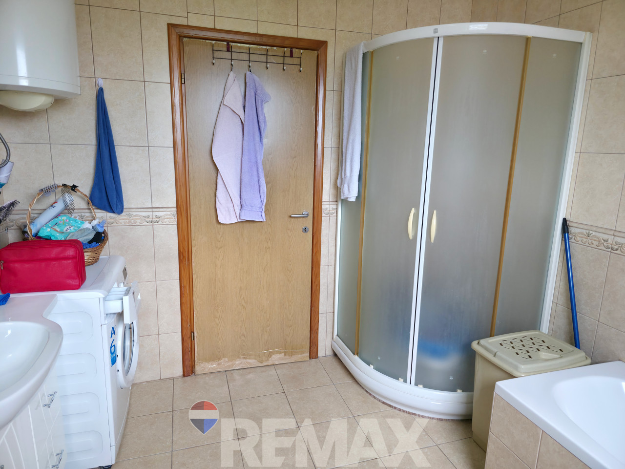 Stambeno-poslovni kompleks na 1334m2, dva objekta, Trn 25