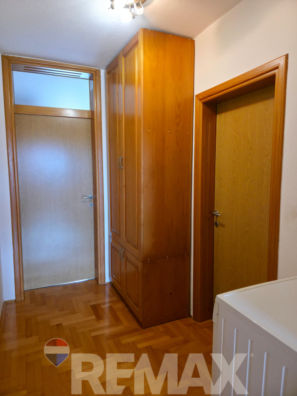 Stambeno-poslovni kompleks na 1334m2, dva objekta, Trn 28