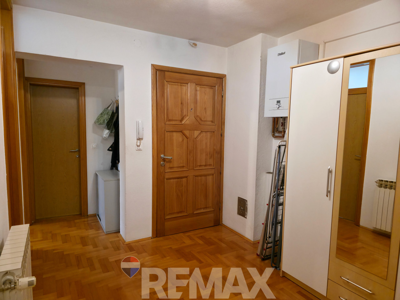 Stambeno-poslovni kompleks na 1334m2, dva objekta, Trn 29