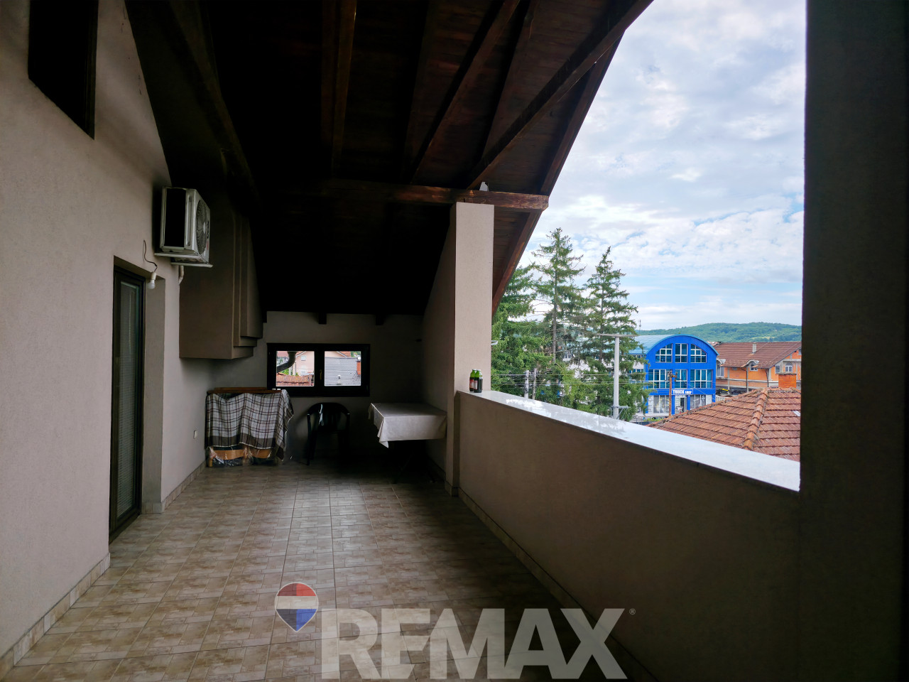 Stambeno-poslovni kompleks na 1334m2, dva objekta, Trn 30