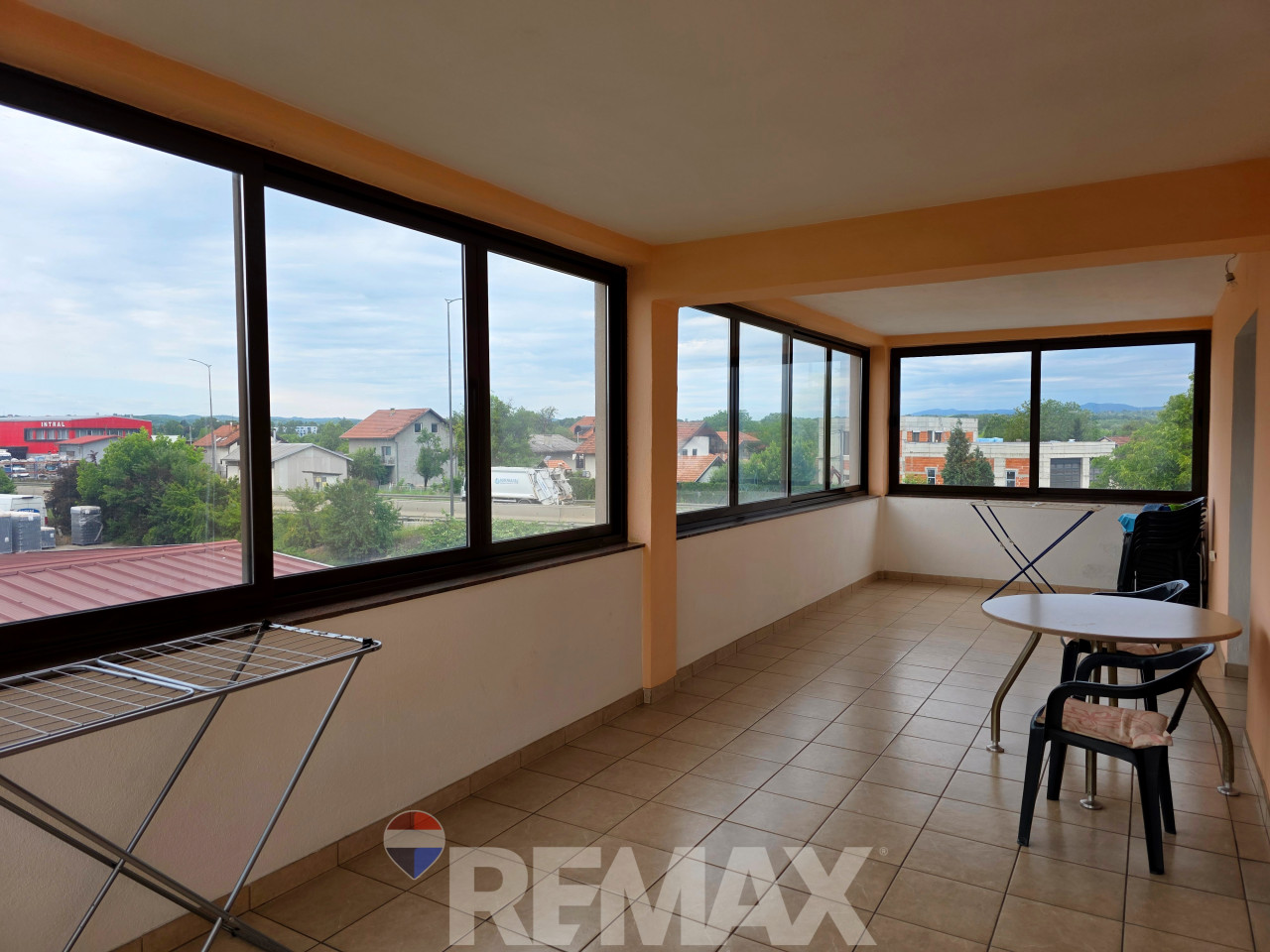 Stambeno-poslovni kompleks na 1334m2, dva objekta, Trn 31