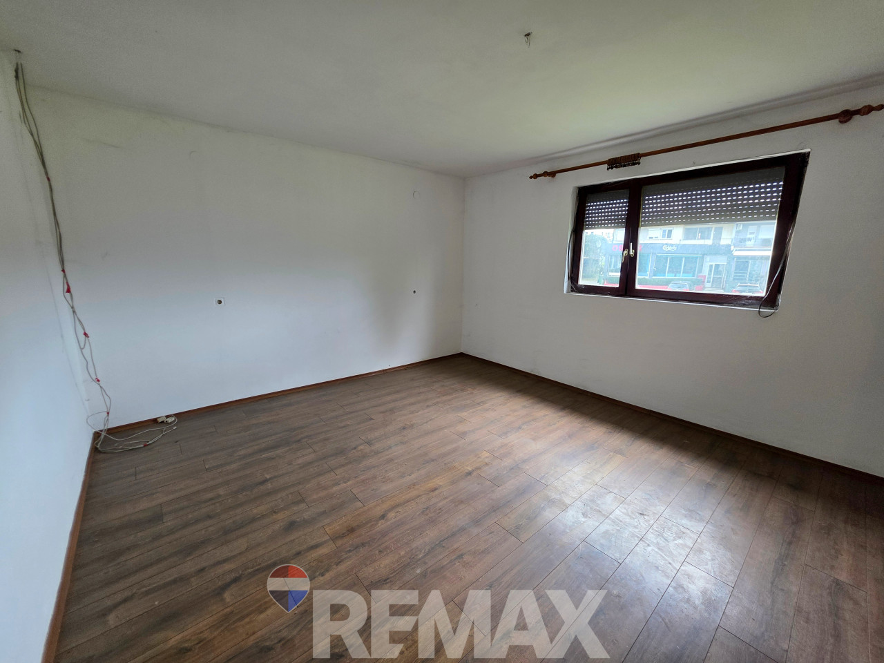 Stambeno-poslovni kompleks na 1334m2, dva objekta, Trn 33