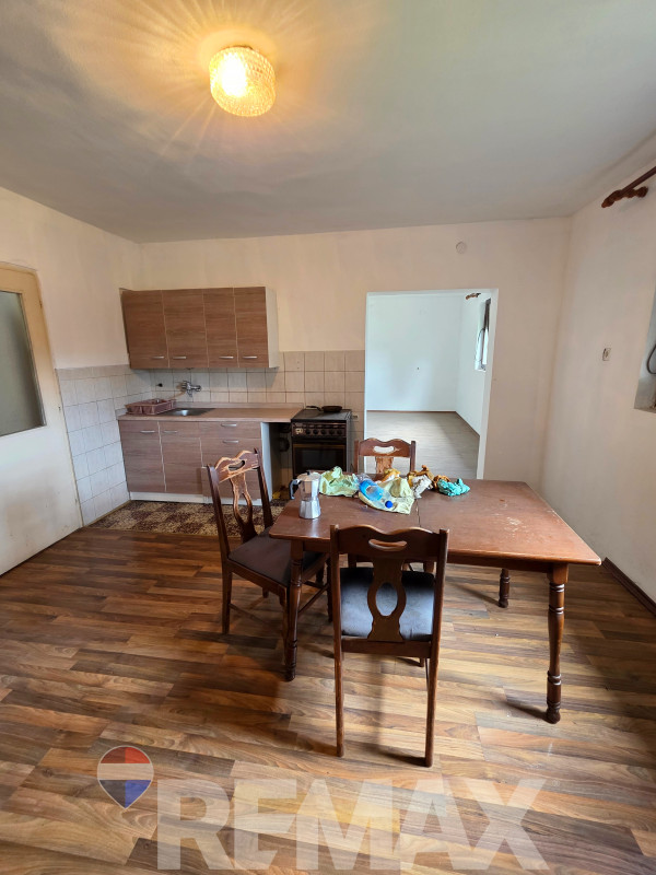 Stambeno-poslovni kompleks na 1334m2, dva objekta, Trn 35