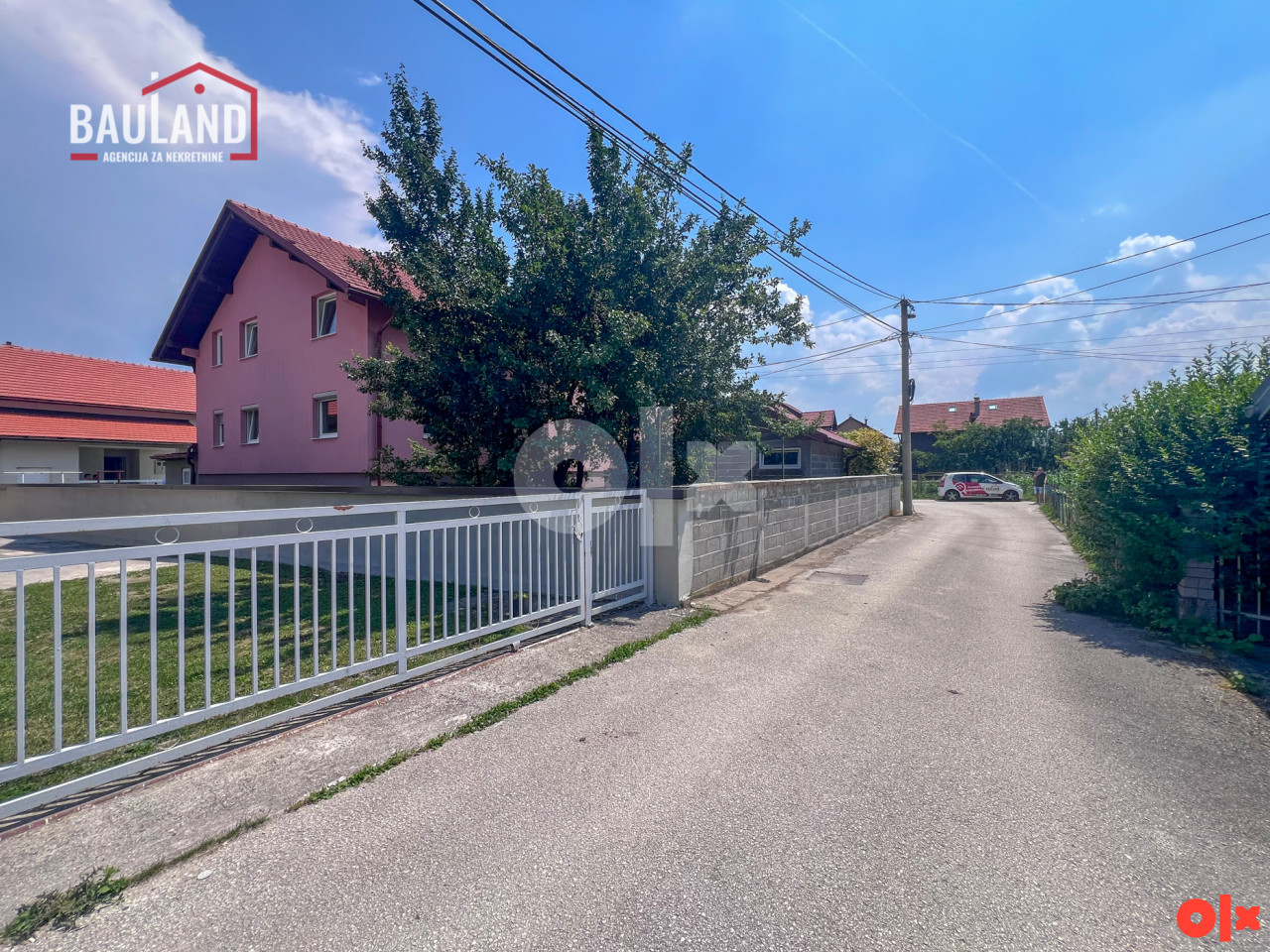 Prostrana kuća sa tri etaže i dvije garaže u naselju Osjek/Ilidža 4