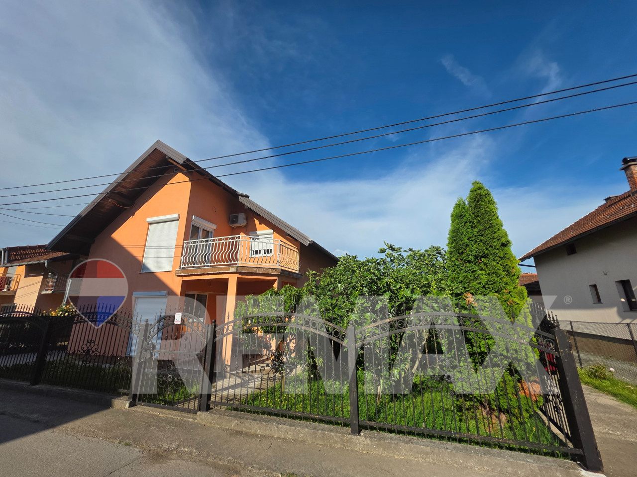 Odlična namještena kuća/ plac 572m2/ 2 trosobna stana