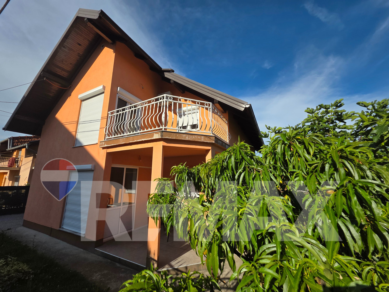 Odlična namještena kuća/ plac 572m2/ 2 trosobna stana 2