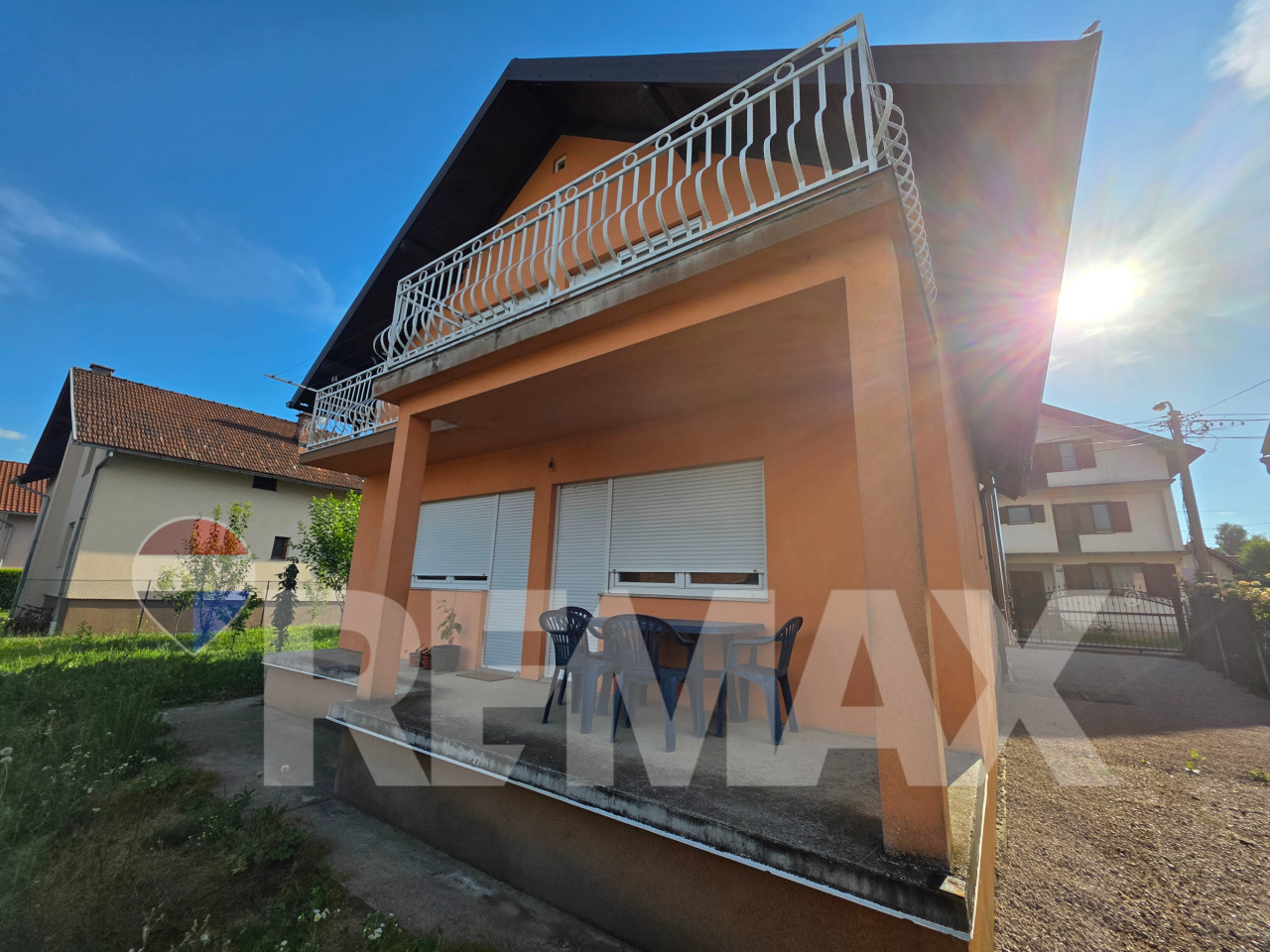 Odlična namještena kuća/ plac 572m2/ 2 trosobna stana 4