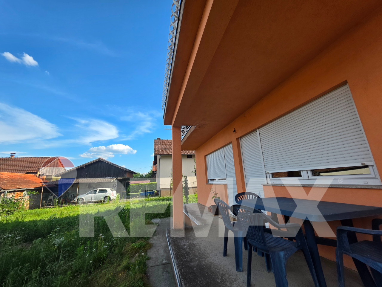 Odlična namještena kuća/ plac 572m2/ 2 trosobna stana 5