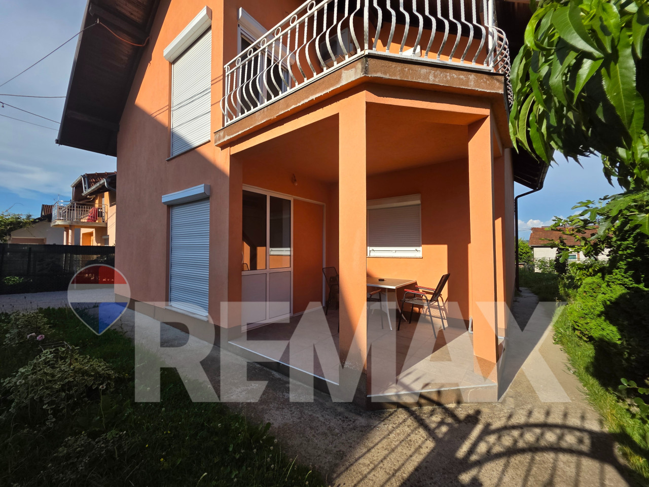 Odlična namještena kuća/ plac 572m2/ 2 trosobna stana 7