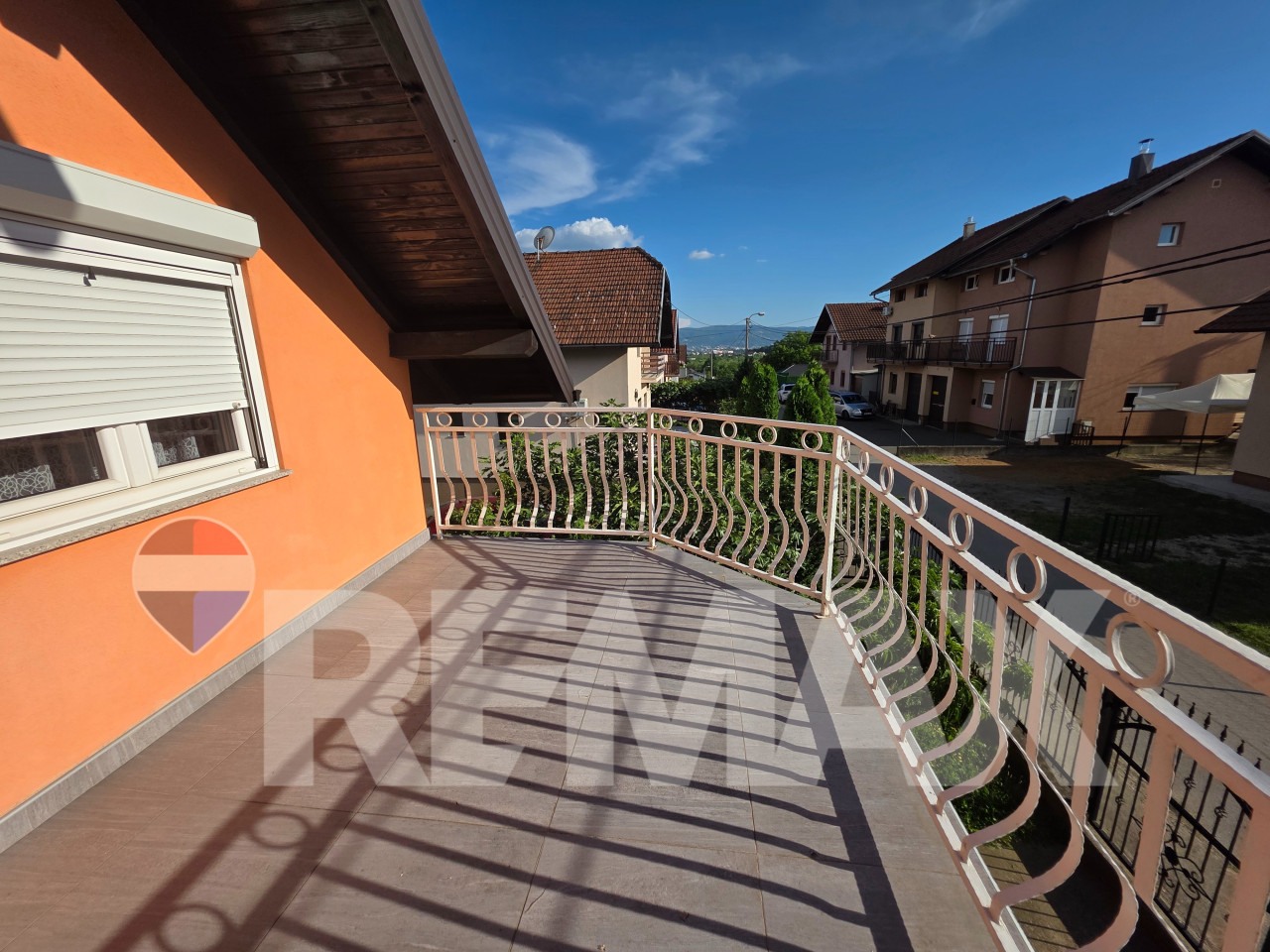 Odlična namještena kuća/ plac 572m2/ 2 trosobna stana 8