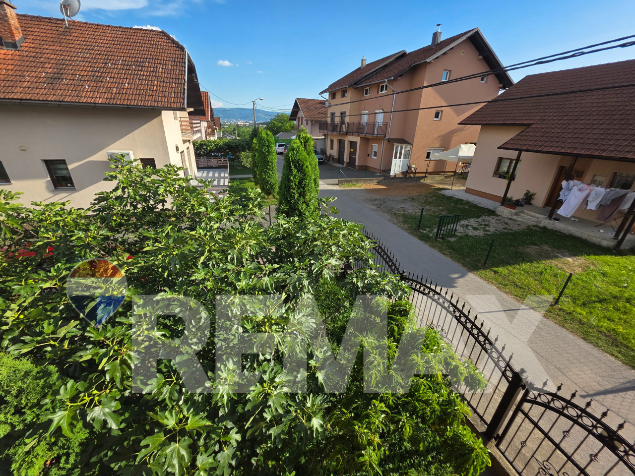 Odlična namještena kuća/ plac 572m2/ 2 trosobna stana 9