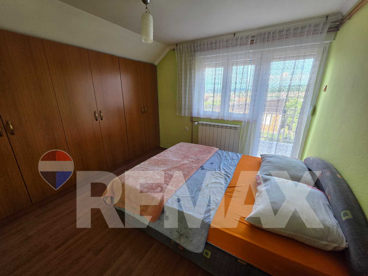 Odlična namještena kuća/ plac 572m2/ 2 trosobna stana 10