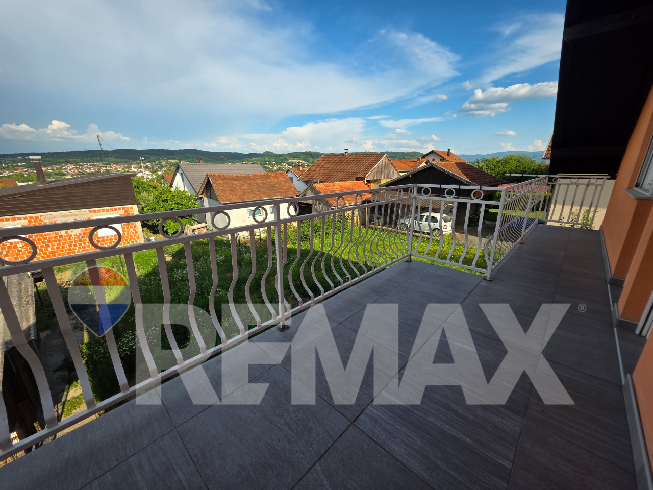 Odlična namještena kuća/ plac 572m2/ 2 trosobna stana 13